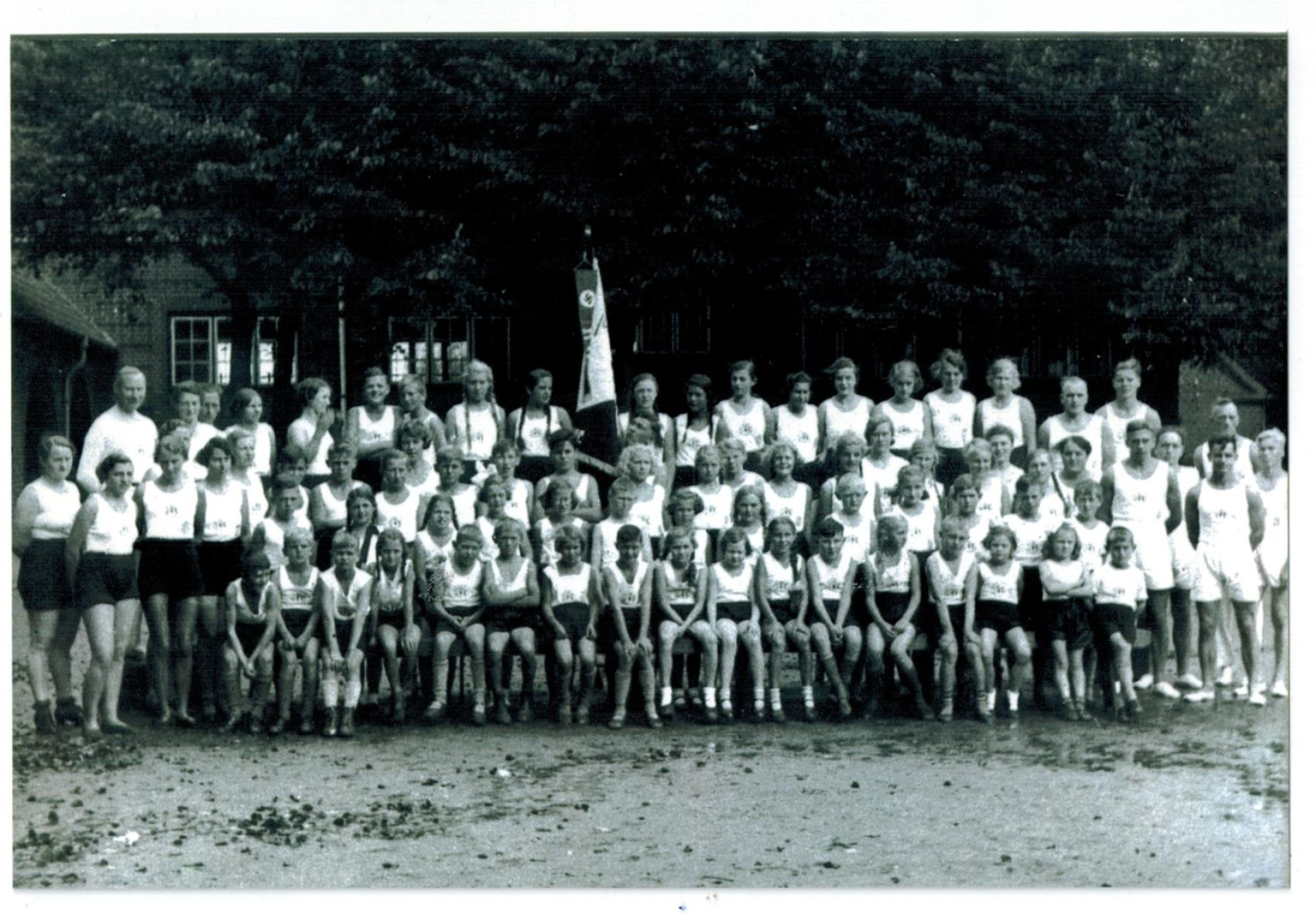 1934 Gruppenfoto Turnriege vor der Turnhalle