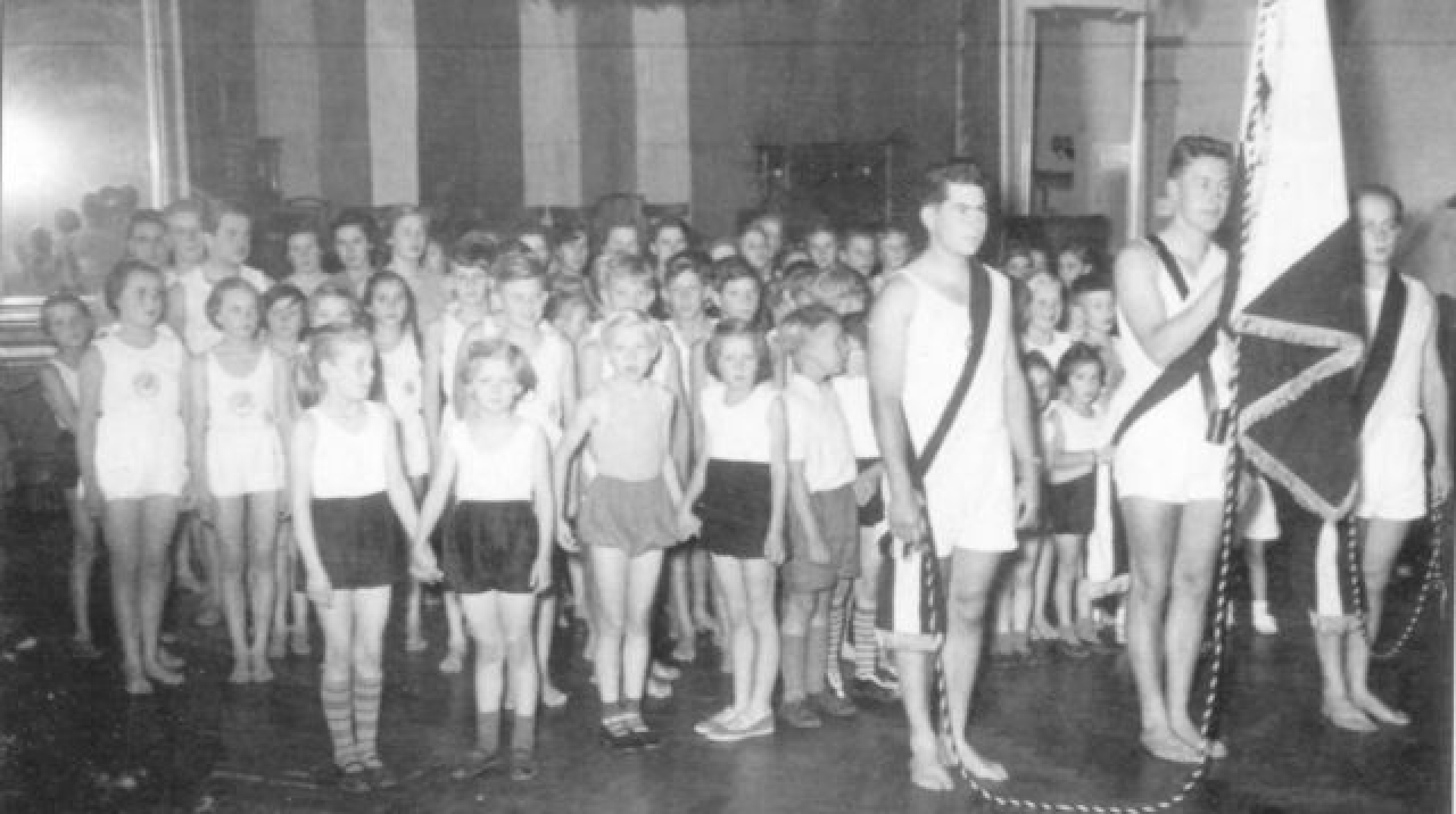 1954 30. Vereins-Geburtstag: Stiftungsfest im Saal von Bruno's Lust. 